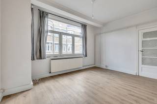 Op een steenworp van het Flageyplein en de vijvers van Elsene zal dit recent gerenoveerde appartement van 85 m² op de 2de verdieping van een gebouw uit 1937 u bekoren door zijn ligging en zijn ruimtes. Een living/eetkamer badend in het licht dankzij de mooie zuidoostelijke oriëntatie, verlengd door een volledig gerenoveerde aparte keuken. Het appartement bestaat verder uit twee mooie slaapkamers, een moderne badkamer met inloopdouche en een badkamermeubel met wastafel, evenals een apart toilet. Een privékelder maakt het geheel compleet. Technisch: individuele gasketel (Vaillant condenserend) en conform keuringsattest elektriciteit.<br /> Gelegen in een van de meest levendige en gegeerde wijken van Elsene, op enkele stappen van de handelszaken, restaurants en het openbaar vervoer van Flagey, is dit appartement vrij bij akte. Niet te missen!