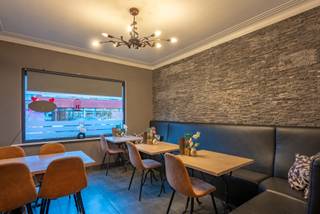 Gunstig gelegen opbrengsteigendom met een oppervlakte van ca. 96m². Op verdieping 1 is er nog een ruim appartement met terrasRuime tuin/terras met...