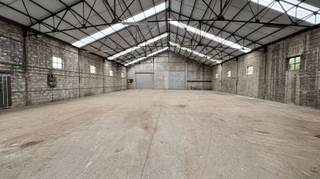 OPSLAGLOODS TE HUUR IN LIERDE. Ruime loods met een oppervlakte van +- 556 m² te huur te Deftinge. Breedte 18,55m en diepte 30 meter. Inrijpoort van...