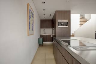 This spacious and recently built house with numerous possibilities is situated in an excellent location in the center of Leuven. The house...