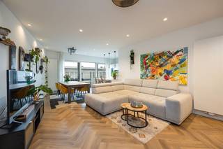 <p><span>Op zoek naar een ruim appartement in een rustige maar opkomende buurt vlak bij het centrum van Antwerpen? Dan is dit instapklare, trendy appartement met 3 slaapkamers, kelderberging én autostaanplaats precies wat je zoekt. Je geniet hier van veel licht, een stijlvolle afwerking en een vlotte bereikbaarheid.</span></p><p><span> </span></p><p><span>Stijlvol en lichtrijk wonen</span></p><p><span>Met z’n 104 m² bewoonbare oppervlakte, warme visgraat parketvloeren en hoge plafonds, ademt dit appartement ruimte en stijl. Je komt binnen via een ruime hal met digitale thermostaat, parlofoon en toegang tot alle kamers. De gezellige leefruimte van maar liefst 44 m² is afgewerkt met strakke industriële details, ingebouwde spots en een prachtige aluminium schuifraam die toegang biedt tot het voorgelegen balkon.</span></p><p><span>De open keuken is strak en functioneel met wit kunststof fronten, een wit keramisch werkblad en kwalitatieve toestellen: een 5-pits gasvuur en 2 ovens van Miele, AEG dampkap en chromen kraanwerk. De slimme indeling zorgt ervoor dat je hier gezellig samen kookt én tafelt.</span></p><p><span> </span></p><p><span>3 volwaardige slaapkamers & stijlvolle badkamer</span></p><p><span>De drie slaapkamers hebben allemaal een warme visgraat parketvloer. Twee kamers (8,5 m² en 17 m²) bevinden zich aan de rustige achterzijde met manuele rolluiken, vliegenramen en composiet vensterbanken. De derde kamer (11,5 m²) beschikt over een ronde dakkoepel die zorgt voor natuurlijke lichtinval. De badkamer is een echte eyecatcher met een moderne, industriële look: witte marmerlook tegels, een dubbele wastafel, zwarte kasten, glazen douchewand met industriële frame en ledverlichting onder het hangtoilet. Praktisch en stijlvol tegelijk.</span></p><p><span> </span></p><p><span>Handige extra’s</span></p><p><span>Er is een aparte berging met aansluiting voor de wasmachine en een individuele gasketel. Verder beschik je over een privatieve kelderberging én een autostaanplaats. De ondergrondse fietsenberging is mooi meegenomen voor wie graag met de fiets de stad in trekt.</span></p><p><span> </span></p><p><span>Rustig wonen in opbloeiende buurt</span></p><p><span>Je woont hier in een opkomende buurt in 2060 Antwerpen, op wandelafstand van het station Schijnpoort en diverse bushaltes. Het is hier heerlijk rustig wonen, met het bruisende stadsleven toch binnen handbereik. Je vindt alles in de buurt: winkels, openbaar vervoer, scholen en gezellige horecaplekken.</span></p><p><span> </span></p>