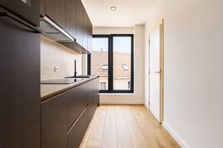 Ontdek dit stijlvol nieuwbouwappartement op de 2de verdieping van een kleinschalig appartementsgebouw (met lift). Dankzij de hoogwaardige afwerking, praktische indeling en energiezuinige technieken geniet je hier van optimaal wooncomfort.<br /><br />Bij het binnenkomen word je verwelkomd in de volledig uitgeruste open leefkeuken met aansluitende berging, de lichtrijke leefruimte met grote raampartijen en het aangenaam terras. Verder beschikt het appartement over een slaapkamer met ensuite badkamer met inloopdouche en wastafel en een apart gastentoilet.<br /><br />Daarnaast is er een gemeenschappelijke fietsenberging en afvalberging voorzien voor extra comfort. Een garage kan optioneel aangekocht worden voor € 35.000.<br /><br />De ligging is een absolute troef: het appartement bevindt zich in het centrum Kallo, op slechts enkele minuten van de haven en met een vlotte verbinding naar de E34. Hierdoor geniet je van een uitstekende bereikbaarheid, zowel richting Antwerpen als Gent.<br /><br />Met een verwacht E-peil van ongeveer E30 is dit appartement uitgerust met de nieuwste energiezuinige technieken. Zo geniet je van een laag energieverbruik, een hoog wooncomfort en aantrekkelijke fiscale voordelen. Bovendien bestaat, mits voldaan aan de wettelijke voorwaarden, de mogelijkheid om aan te kopen aan het verlaagde btw-tarief van 6%.<br /><br />Wij leiden je graag rond.