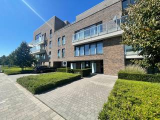 Dit instapklare, recente appartement biedt tal van mogelijkheden, of u het nu als woonst, kantoor of praktijkruimte wilt gebruiken. Ideaal gelegen nabij het Technologiepark en uitstekend bereikbaar via R4, E40, E17 en openbaar vervoer.<br /><br /><u><strong>Indeling</strong></u>:
<ul>
	<li>Inkomhal met gastentoilet</li>
	<li>Ruime leefruimte met open, ingerichte keuken</li>
	<li>Mogelijkheid om een bureau te plaatsen of een aparte 3e kamer te creëren</li>
	<li>2 slaapkamers</li>
	<li>Badkamer met bad, douche en lavabomeubel</li>
	<li>Praktische berging</li>
	<li>2 terrassen en een tuin</li>
</ul>
<strong><u>Algemene info:</u></strong>

<ul>
	<li>Bewoonbare oppervlakte: 98 m² + terrassen en tuin</li>
	<li>Inclusief privatieve kelder</li>
	<li>Beschikbaar bij akte</li>
	<li>EPC: 163 kWh/m² (bouwjaar 2015)</li>
	<li>Centrale verwarming op gas</li>
	<li>Aankoop parkeerplaatsen mogelijk:
	<ul>
		<li>Ondergrondse staanplaats: €30.000</li>
		<li>2 buitenstaanplaatsen: €25.000</li>
	</ul>
	</li>
</ul>
Geschikt voor vrije beroepen dankzij de flexibele indeling. Een unieke kans om te wonen of werken op een toplocatie!<br />Bezoek deze topper en ontdek de mogelijkheden!