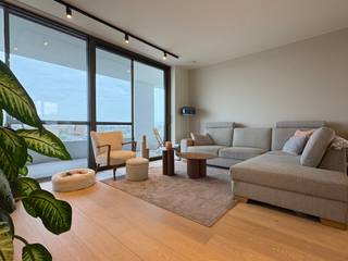 <p>Dit appartement van 109 m² is gelegen op de 2de verdieping van een architecturaal gebouw met prachtige binnentuin. </p><p>In de entree van het appartement bevindt zich een praktische vestiaire met aansluitend de lichtrijke leefruimte met open keuken en aangrenzend een handige berging. </p><p> </p><p>De keuken is uitgerust met een keukeneiland met zitmogelijkheden, een vaatwasmachine, oven, dampkap inductie kookplaat en een natuursteenwerkblad. Via de keuken heeft u toegang tot het balkon met zicht op de elegante binnentuin met waterpartij. Vanuit de woonkamer heeft u een verreikend zich op het schipdonkkanaal de Leie. </p><p> </p><p>Er zijn twee volwaardige slaapkamers, twee badkamers waarvan één met een douche voor de snelle weekdag en één met ligbad voor extra comfort, aanpalend een apart toilet. In de nabijheid van de badkamer bevindt zich een extra berging met aansluitingen voor een wasmachine. </p><p> </p><p>Troeven: energiezuinig dankzij warmtepomp en zonnepanelen, eiken parket, waterverzachter, verlichtingsarmaturen en gordijnen aanwezig.</p><p>Gelegen in het hart van Deinze op wandelafstand van de Markt, de Brielmeersen, winkels en scholen. </p><p> </p><p>Bovendien heeft u een autostaanplaats en eigen fietsenstaanplaats.</p><p>Huurprijs: € 970 (appartement)+ € 50 (auto-en fietsenstaanplaats)</p><p>Syndic: € 110,00</p>