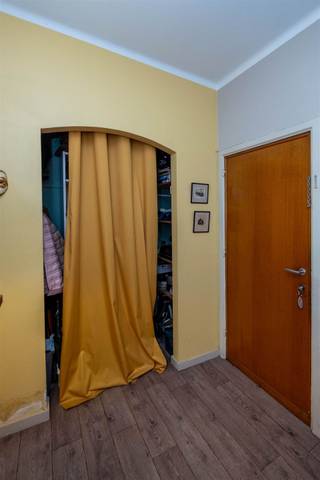 <p><span>Ligging</span><span>:</span></p><p><span> </span></p><p><span>Te moderniseren opbrengsteigendom met 3 appartementen (geen lift) centraal gelegen te Deurne-zuid met alle voorzieningen (winkels, supermarkt, banken , buurtwinkels, horeca, openbaar vervoer) in de onmiddellijke omgeving. Het Boekenbergpark bevindt zich op 400 m.</span></p><p><span> </span></p><p><span>Indeling:</span></p><p><span> </span></p><p><span>Glv.: appartement met 1 (ruime) slaapkamer, badkamer met douche, basic keuken. De keuken is achteraan gelegen en biedt doorgang naar de verzorgde tuin van ca. 130 m² (22-23.5 m diep)</span></p><p><span> </span></p><p><span>1° & 2° verd.: 2 quasi identieke appartementen met beiden een inkomhal met vestiaire, woonkamer 25 m², basic keuken (vooraan), basic badkamer met douche en toilet en 2 slaapkamers achteraan waarvan 1 met toegang tot het terras (5 m²)</span></p><p><span> </span></p><p><span>In de kelder van hetgebouw zijn er 5 bergingen beschikbaar.</span></p><p><span> </span></p><p><span>Technische kenmerken:</span></p><p><span> </span></p><p><span>EPC Label : Glv Label D (352) - 1° verd.: Label E (439) - 2° verd. Label B (169)</span></p><p><span>Dak gebouw geïsoleerd in 2025</span></p><p><span>Glv. & 1° verd. CV met gaskachel - 2° verd. Recente condensatieketel op aardgas</span></p><p><span>Glv.: houten ramen met enkel glas - 1° verd.: hout enkel glas/pvc dubbel glas - 2° verd.: pvc ramen met dubbele beglazing</span></p>