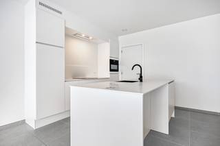 LAATSTE APPARTEMENTEN. <br /><br />Nieuwbouwproject 'T Zand, gelegen in het centrum van Zandhoven, biedt ruime en stijlvol afgewerkte appartementen met zuid georiënteerde terrassen en parkeergelegenheid. De energiezuinige en duurzame appartementen laten veel natuurlijk daglicht binnen en zijn uitgerust met duurzame technieken (warmtepomp, vloerverwarming- en koeling, ventilatiesysteem D, ...). <br />Bovendien kunnen de bewoners vanuit Zandhoven zich gemakkelijk verplaatsen naar de stadscentra van Antwerpen en Lier en is de dorpskern van Zandhoven vlakbij. <br /><br />Residentie 't Zand bestaat uit 22 appartementen, allen met terras, met een oppervlakte variërend tussen 79 en 169 m². Alle appartementen worden gekenmerkt door vooruitstrevendheid en kwaliteit. <br />Bij de inrichting van dit appartement heeft U bovendien nog veel keuzevrijheid waardoor het app uniek wordt. Bovendien zal het E-peil van dit appartement maximum 20 bedragen waardoor U kan genieten van een korting op de onroerende voorheffing! Een staanplaats en berging in de ondergrond dient mee aangekocht te worden.<br /><br />Info en verkoop:<br />De verkoop geschiedt onder BTW op het constructieaandeel en registratierechten op grondaandeel, onder de voorwaarden van de wet Breyne. Voor meer info of een verkennend gesprek, contacteer Karin 0486/97 84 27 of karin@reds.be