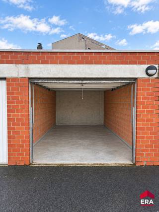 Op zoek naar een afgesloten garagebox in centrum Roeselare (hoek Gitsestraat - Brugsesteenweg) ? Zoek niet langer!<br /><br />Deze afgesloten garagebox maakt deel uit van residentie Garagecomplex De Torre, ingang via automatische poort aan de Gitsestraat 10.<br /><br />Contacteer vandaag nog uw ERA-makelaar om de garage te gaan bekijken.