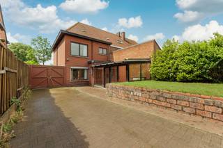<p>Deze gezinswoning, gebouwd in 1969, biedt een uitstekende basis om een gezellige thuis te creëren. Alle troeven zijn er zoals een fantastische grote tuin, garage en veel woonoppervlakte. Met een ligging dicht bij invalswegen en rustige natuur, geniet je van alle voordelen op een toplocatie.<br /><strong><br /><u>Gelijkvloers</u><br /></strong>De woning verwelkomt je met een ruime inkomhal (7m²). Een leefruimte met veel lichtinval (31m²). Geïnstalleerde keuken (8m²) en aansluitend een ruime veranda (12m²) met zicht op de tuin. <br />Apart toilet op het gelijkvloers. <br /><br /><strong><u>Eerste verdieping<br /></u></strong>Op de eerste verdieping bevinden zich twee royale slaapkamers en een berging of strijkkamer die mogelijkheid geeft om een toegang te creëren naar de ruime 2<sup>e</sup> verdieping. (16-15-3.6m²).<br />De badkamer is voorzien met een nieuwe douche, wastafel en toilet. <br /><br /><strong><u>Tweede verdieping</u><br /></strong>Hier is voldoende ruimte om extra slaapkamers en een extra badkamer in te richten <br />(33m²).<br /><br /><strong><u>Extra</u><br /></strong>Op het gelijkvloers heeft men elektrische rolluiken. Nieuwe beglazing in de ramen op het gelijkvloers en verdieping. Centrale verwarming met stookolie. De tuin is royaal met voldoende bergruimte voor wie stockageruimte nodig heeft. De stallingen zijn samen maar liefst 33m² samen, zonder garage gerekend.</p>
