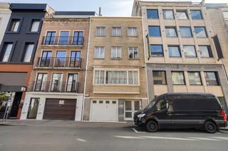 Indeling van de woning:<br /><br />Bij het betreden van het gelijkvloers komt u binnen in de riante inkomhal die toegang biedt tot de voormalige praktijkruimte, die perfect kan dienen als bureau, atelier of praktijk. Daarnaast beschikt deze verdieping over een ruime garage en biedt ze ook direct toegang tot de buitenruimte.<br /><br />Op de eerste verdieping bevindt zich het woongedeelte, bestaande uit een lichtrijke keuken en twee leefruimtes die naar eigen wens kunnen worden ingericht. Verder is er een apart gastentoilet en een dakterras.<br /><br />De tweede verdieping is voorzien van drie volwaardige slaapkamers en een badkamer. Wanneer u doorgaat naar de derde verdieping, treft u nog eens twee extra slaapkamers aan.<br /><br />Een eigendom met een indrukwekkend volume en een waaier aan mogelijkheden op een absolute toplocatie!<br /><br />Troeven: <br />- Aanwezigheid van een garage, midden in de stad<br />- Gunstig EPC-label C<br />- Volledig onderkelderd<br />- Uitstekende bereikbaarheid<br />- Tal van mogelijkheden! <br /><br />Meer info of interesse in een bezoek? <br />Contacteer Sarah Hanson - 0493 25 46 80 - sarah.hanson@dewaele.com<br /><br /><br />Bestuursmaatregelen in het maatregelenregister: in aanvraag