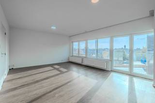 Dit instapklare tweeslaapkamerappartement te koop bevindt zich op de derde verdieping van Residentie “Estoril", gelegen in de August Vermeylenstraat te Oostende. Het appartement ligt in een rustige, residentiële wijk.Indeling:- inkomhal- lichtrijke leefruimte met grote raampartijen- open keuken uitgerust met spoeltafel, keramische kookplaat, oven, koelkast en aansluiting voor wasmachine- badkamer met douche en badkamermeubel met spiegelkast- slaapkamer 1 (11m²) met toegang tot het terras- slaapkamer 2 (12m²)- afzonderlijk toilet- zonnig terras (3m²)Daarnaast kunt u gebruikmaken van de gemeenschappelijke fietsenberging in het gebouw. U beschikt eveneens over een private kelderberging.Pluspunten:- zeer lichtrijk appartement- perfect onderhouden- centrale, maar rustige liggingBent u op zoek naar een ideaal appartement voor permanente bewoning, een tweede verblijf of een rendabele investering te Oostende? Contacteer ons dan snel voor meer informatie of een bezoek ter plaatse!