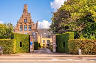 <p>Gelijkvloerse vernieuwde assistentieflat met terras op exclusief 17de eeuws kasteeldomein in het pittoreske Brugge</p><p><strong>Niet kleiner wonen. Wel rijker leven.</strong><br />Sommige woningen kiest u omwille van hun ruimte. Andere omwille van hun ligging. En heel soms vindt u een plek waar vooral de <strong>manier van leven</strong> het verschil maakt.<br />Welkom in <strong>Residentie Ter Walle.</strong> Een bijzonder groene en karaktervolle woonomgeving op een boogscheut van het historische Brugge, waar zelfstandig wonen, persoonlijke service en een warm familiaal karakter op een vanzelfsprekende manier samenkomen.</p><p>Hier bevindt zich deze volledig vernieuwde gelijkvloerse assistentieflat, prachtig gelegen met zicht op de parktuin.<br />Een woning voor wie niet noodzakelijk kleiner, maar vooral beter wil wonen.</p><p><strong>Indeling gelijkvloers </strong></p><ul><li>Inkomhal met toilet (hangtoilet) met inbouwkasten</li><li>Open leefruimte met smaakvolle kitchenette (voorzien van kookplaat, dampkap, koelkast en wasbak) en rechtstreeks toegang tot het terras</li><li>Slaapkamer met en-suite badkamer</li><li>En-suite badkamer (wasbak, badkamermeubel en douche)</li></ul><p><strong>Bijkomende troeven </strong></p><ul><li>Recent smaakvol vernieuwd en voorzien van maatwerkkasten</li><li>Nieuwe vloer en gordijnen</li><li>Goedgekeurde electriciteit</li><li>Gunstig EPC-label - B</li><li>Asbestveilig-attest</li><li>Gunstige ligging op 15 km van Blankenberge en 20 km van Knokke </li></ul><p><strong>Het park als verlengde van uw woning</strong><br />Van zodra u binnenstapt, valt het licht op.<br />De leefruimte opent zich naar het zonnige terras en het omliggende groen. Uw uitzicht? Water, bomen en de fraai aangelegde parktuin van de residentie. Geen inkijk en geen drukte, maar een aangenaam gevoel van ruimte en privacy.<br />Ook binnen werd alles met zorg vernieuwd. De inkomhal beschikt over een ingemaakte vestiaire en gastentoilet. De kitchenette werd eigentijds en praktisch ingericht en sluit mooi aan op de leefruimte. De comfortabele slaapkamer geniet eveneens van veel natuurlijk licht en beschikt over een aansluitende, modern afgewerkte douchekamer. Keuken, badkamer en maatkasten werden vernieuwd. Verhuizen, inrichten en genieten. Meer hoeft het niet te zijn.</p><p><strong>De luxe van vrijheid</strong><br />Misschien is dat wel de grootste kwaliteit van wonen in Ter Walle: u behoudt de volledige vrijheid over uw eigen leven.<br />U woont zelfstandig, in uw eigen woning en volgens uw eigen ritme. Een ochtendwandeling door het park, lunchen in de stad, familie ontvangen of rustig thuisblijven: u bepaalt het helemaal zelf. Tegelijk hoeft u niet meer alles zelf te doen.<br />Er is 24/7 permanentie, huishoudelijke hulp kan worden voorzien en dankzij de eigen kok kunt u genieten van een verzorgde maaltijd wanneer u daar zin in heeft.<br />Service is hier geen verplichting, maar een comfort.<br />Alles kan. Niets moet.</p><p><strong>Persoonlijk, warm en familiaal</strong><br />Ter Walle onderscheidt zich bovendien door zijn familiale karakter.<br />Geen grootschalige of anonieme omgeving, maar een residentie waar persoonlijk contact en een warme sfeer centraal staan. Het karaktervolle kasteeltje vormt het hart van het domein en biedt ruimte voor ontmoeting, een goed gesprek of samen tafelen.<br />U zoekt het gezelschap op wanneer u daar zin in heeft. En trekt zich net zo gemakkelijk terug in de privacy van uw eigen woning.<br />Die combinatie van vrijheid, geborgenheid en persoonlijke aandacht maakt wonen hier bijzonder.</p><p><strong>Brugge dichtbij, het groen aan uw voeten</strong><br />En dan is er nog de ligging. Terwijl u thuis vooral rust en groen ervaart, bevindt het historische centrum van Brugge zich op korte afstand. Ook winkels, apotheek, banken en grootwarenhuizen zijn vlot bereikbaar. U hoeft dus niet te kiezen tussen rustig wonen en het comfort van de stad. Hier krijgt u beide.</p><p><strong>Meer tijd voor wat ertoe doet</strong><br />Misschien is dát uiteindelijk de ware luxe van deze plek. Niet langer alles moeten onderhouden. Niet iedere dag hoeven koken. Weten dat er iemand aanwezig is wanneer dat nodig mocht zijn. Maar bovenal de vrijheid behouden om uw leven te leiden zoals u dat zelf wenst.</p><ul><li><strong>Een parktuin zonder het onderhoud.</strong></li><li><strong>Een kok zodat u eventueel niet zelf hoeft te koken, indien u dat wenst.</strong></li><li><strong>Ondersteuning zonder uw zelfstandigheid op te geven.</strong></li><li><strong>Gezelschap zonder uw privacy te verliezen.</strong></li></ul><p>Dat is Ter Walle.<strong> Niet kleiner wonen. Wel rijker leven.</strong><br />Met meer comfort. Meer vrijheid. Meer rust.<br />En vooral: meer tijd om te genieten van wat écht belangrijk is.<br />De assistentieflat is <strong>geschikt voor eigen bewoning en kan eveneens worden verhuurd, waardoor ze ook interessant is als investering.</strong><br />Voor de basisdienstverlening van de residentie wordt een maandelijkse bijdrage aangerekend.</p><p>Disclaimer :<br />Om de mogelijkheden van de woning beter te tonen, werden bepaalde ruimtes digitaal ingericht. De weergegeven meubels en decoratie dienen uitsluitend ter inspiratie.<br /><br /><span>Disclaimer :</span><br /><span>Deze verkoopinformatie is met zorg samengesteld om een zo volledig mogelijk beeld te geven van het aangeboden object. Aan de inhoud kunnen echter geen rechten worden ontleend. Alle gegevens, prijzen en illustraties zijn indicatief en kunnen zonder kennisgeving worden gewijzigd.</span> </p>