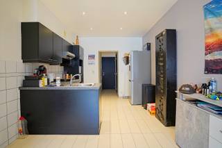 Dit 2 slaapkamer appartement is gelegen in het hartje van het gezellige Sint-Gillis-bij Dendermonde. Dit appartement is gelegen in een kleinschalig gebouw van slechts 2 appartementen, voorzien van 2 slaapkamers waarvan 1 grote en 1 heel kleine slaapkamer en een buitenruimte van 4m² (1.2m -3.34m). Het aangename van dit appartement is dat het in 2020 gerenoveerd is en dat u hier werkelijk alles op wandelafstand heeft. Verder spreken de foto's vanzelf als het gaat over de staat van het appartement. Kortom reserveer vandaag nog uw afspraak en mis deze uitzonderlijke kans niet! Een opportuniteit voor de snelle beslisser. Ook de ideale opbrengsteigendom die nu reeds verhuurd is aan 750€/maand. Bel vandaag nog naar 052/ 41.41.94 of contacteer ons via info@rosiersderidder.be<br />Referentie: 5675