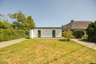 <span>Verscholen in een uiterst rustige, doodlopende straat in </span><strong>Herdersem</strong><span> bevindt zich deze </span><strong>instapklare open bebouwing</strong><span> op een </span><strong>uitzonderlijk perceel van meer dan 40 are</strong><span>. Hier geniet u elke dag van </span><strong>rust, privacy en een prachtig groen uitzicht</strong><span>, terwijl winkels, scholen en de verbindingswegen naar Aalst en Dendermonde vlot bereikbaar blijven.</span><br /><span>Dankzij de grondige renovaties van de afgelopen jaren combineert deze bungalow het comfort van vandaag met een praktische, gelijkvloerse indeling. De woning werd uitgerust met een </span><strong>energiezuinige lucht-waterwarmtepomp</strong><span> en </span><strong>vloerverwarming</strong><span>, terwijl ook de </span><strong>ramen, vloeren en het sanitair</strong><span> werden vernieuwd. Het resultaat is een </span><strong>instapklare woning</strong><span> die hedendaags wooncomfort perfect combineert met een rustige ligging. De </span><strong>lichtrijke leefruimte</strong><span> vormt samen met de keuken het gezellige hart van de woning. Dankzij de grote raampartijen geniet u van een overvloed aan natuurlijk licht en een prachtig uitzicht op de tuin en het omliggende groen. Verder beschikt de woning over </span><strong>drie aangename slaapkamers</strong><span>, waarvan één met </span><strong>dressing</strong><span>, een </span><strong>ruime berging</strong><span>, een badkamer met zowel </span><strong>ligbad als inloopdouche</strong><span>, een afzonderlijk toilet en een praktische </span><strong>garage</strong><span>.</span><br /><span>Ook buiten heeft deze eigendom bijzonder veel te bieden. Het uitzonderlijke perceel van meer dan 40 are vormt een </span><strong>oase van rust en privacy</strong><span>. De tuin, met onder meer een </span><strong>grote vijver<span> </span></strong><span>en</span><strong><span> </span>paardenstal</strong><span>, biedt alle ruimte om te ontspannen. Bovendien beschikt de woning over </span><strong>twee opritten</strong><span>, wat zorgt voor extra parkeergelegenheid en gebruiksgemak. Op energetisch vlak scoort deze woning eveneens uitstekend. Dankzij de </span><strong>lucht-waterwarmtepomp</strong><span>, </span><strong>vloerverwarming</strong><span>, </span><strong>zonnepanelen</strong><span> en een </span><strong>gunstig EPC-label B</strong><span> geniet u van een energiezuinige woonomgeving. De </span><strong>elektrische installatie is bovendien conform</strong><span>.</span><br /><span>Een bijzondere eigendom voor wie op zoek is naar </span><strong>rust, ruimte en wooncomfort</strong><span> op een unieke locatie in het groene Herdersem. </span><strong>Wordt deze woning uw nieuwe thuis?</strong><span> Contacteer ons voor meer info of een bezichtiging via </span><strong>0498 91 12 34</strong><span> of </span><strong>info@immo-desk.be</strong><span>.</span>