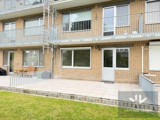 <strong>Dit appartement is onmiddellijk beschikbaar!<br />Vaste kosten: € 90,00 per maand <br />Provisie verwarming: € 80,00 per maand<br />Garagebox: €90,00 per maand</strong><br /><br />Recent gerenoveerd 2-slaapkamerappartement met terras, ideaal gelegen op wandelafstand van het bruisende centrum van Hasselt. Dit lichtrijke appartement combineert comfort en een uitstekende ligging: op slechts enkele minuten vind je het ziekenhuis, het cultureel centrum en diverse winkels.<br />De recente renovatie zorgt voor een frisse, moderne uitstraling en een aangename woonervaring. Dankzij het terras kan je bovendien in alle rust genieten van een moment buiten, midden in de stad. Je auto parkeren kan in de garagebox die bij het appartement dient te worden gehuurd (€ 90,00 per maand). <br /><br />Een perfecte woonst voor wie comfortabel wil wonen met alle voorzieningen binnen handbereik.<br /><br />Word jij de bewoner van dit prachtig appartement? Surf naar www.vdv-vanderveken.be, kies bij “TE HUUR” voor dit pand en vul de kandidatenfiche in (klik in het gouden balkje op “Ik wil dit pand graag huren!”). Wij contacteren je voor een afspraak!