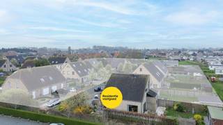 Ontdek deze verzorgde halfopen bebouwing in het gegeerde Vosseslag te De Haan, op een rustige ligging vlakbij bos en duinen. Deze woning uit...