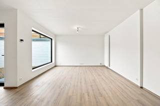 <p>Centraal gelegen in de winkelstraat van Diksmuide, met alle voorzieningen (winkels, horeca, scholen, openbaar vervoer) op wandelafstand, vindt u dit volledig gerenoveerde appartement (renovatie 2026). Het is gelegen op het gelijkvloers en helemaal instapklaar, met al het nodige wooncomfort aanwezig. Dankzij de doordachte en kwalitatieve afwerking hoeft u hier geen werken meer uit te voeren.<br />Het appartement omvat een ruime living die overloopt in een open, praktisch ingerichte keuken – ideaal voor wie graag kookt en ontvangt. Er zijn 2 ruime slaapkamers en een praktisch ingerichte badkamer, aangevuld met een apart toilet. Extra troef zijn de 2 gezellige koertjes, perfect om buiten te zitten en te genieten van een zonnig moment.<br />Een bijkomende troef zijn de heel lage gemeenschappelijke lasten.<br />Bij het appartement hoort tevens een garage, ideaal voor wagen of extra opbergruimte.<br />EPC: label C – 265 kWh/(m² jaar)<br />Appartement: €230.000<br />Garage: €25.000<br />Interesse of een bezoek inplannen? Neem gerust contact op.<br /> </p>