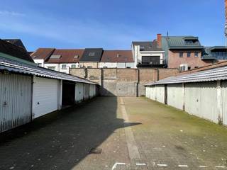HIER ZIJN IN TOTAAL NOG 2 GARAGEBOXEN TE KOOP. De garages zijn volledig afgesloten met kantelpoort en maken deel uit van een afgesloten...
