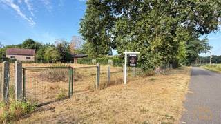 <p>Prachtig perceel bouwgrond van 1247m² op top-locatie!</p><br /><p>Zowel ligging, oriëntatie als afmetingen van dit perceel zijn super. De grond is gelegen in Woongebied met landelijk karakter. De overkant van de straat is agrarisch gebied.</p><br /><p>Door de breedte van 30m kan je er een mooi ogend pand op bouwen. De achtergevel en tuin zijn op het zuiden gericht.</p><br /><p>De buurt straalt volop rust uit. Verder in de straat liggen bossen en velden. Passage heb je hier enkel van mensen die er echt moeten zijn.</p><br /><p>De bouwvoorschriften zijn op onze site nxxt.be als bijlage toegevoegd.</p><br /><p>Hier is geen bouwverplichting. Een bouwgrond is nog steeds een veilige investering. Stukken als dit, worden alleen maar schaarser en duurder. Leuk weetje: Na 8 jaar ben je vrijgesteld van meerwaardebelasting.</p><br /><p>De aanpalende woning wordt ook door ons aangeboden voor verkoop. </p><br /><p>Rustig gelegen, toch vlotte verbinding met omliggende dorpen, E313 en E34. Met de fiets ben je op enkele minuten in het centrum van geel, bij de fiets-o-strade en bij het kempisch kanaal.</p><br /><p>Wil je graag meer weten? Plan dan zeker een afspraak!</p><br /><p>Heb je plannen om jouw vastgoed te verkopen of te verhuren? Bij Nxxt Vastgoed koppelen we de mogelijkheden die het goed biedt aan jouw wensen.</p><p>Samen maken we van jouw vastgoeddroom een Succesvolle Nxxt Step!</p>
