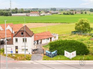 Af te breken woning op een strategische ligging in Zulte, op een perceel van 1.754 m2. <br />Vergunning voor de heropbouw van villa aanwezig (zie renders), mogelijkheid 6% BTW!<br /><br />Genietend van een ruim perceel met veel potentieel op hoekligging.<br /><br />De vergunde bouwaanvraag omvat een moderne villa met op het gelijkvloers een inkomhal, lichtrijke living, leefkeuken met eiland, bureau, wasruimte en grote berging. Op het eerste verdiep zijn 3 ruime slaapkamers voorzien (waarvan één met douchekamer en dressing), nachthal, badkamer met alle comfort en apart toilet.<br />Tevens mogelijkheid voor een bijgebouw te plaatsen achteraan in de tuin, alsook om de woning volledig te onderkelderen. <br /><br />Hoewel u hier geniet van een zicht op groen en velden, bent u ook dichtbij invalswegen naar Zulte, Deinze, Waregem, Wielsbeke, ...<br /><br />Meer informatie of een bezoek ter plaatse: charlotte@immobeguin.be