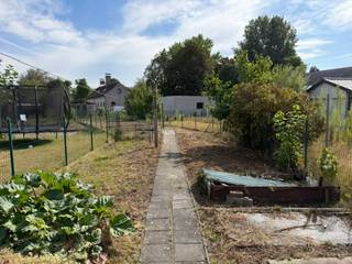 Deze woning is gelegen op een perceel van  385 m² en biedt dankzij de ruime grondoppervlakte en de aangename tuin heel wat potentieel. De woning is momenteel ingericht met 2 slaapkamers en beschikt achteraan over een gezellige tuin met verschillende koterijen.<br /><br />De woning is volledig te renoveren, maar net dat biedt de mogelijkheid om ze volledig naar eigen smaak en hedendaagse woonnormen om te vormen. Of u nu droomt van een gezellige gezinswoning of een renovatieproject als investering: hier zijn verschillende mogelijkheden.<br /><br />Een absolute troef is de ligging. Het station van Aalter bevindt zich heel dichtbij, waardoor u op wandelafstand toegang heeft tot treinverbindingen en openbaar vervoer. Ook scholen, winkels, horeca en andere dagelijkse voorzieningen bevinden zich in de nabije omgeving.<br /><br />Deze woning is vooral interessant voor wie niet bang is om de handen uit de mouwen te steken en op zoek is naar een pand waar nog een eigen verhaal van kan worden gemaakt.<br /><br />De combinatie van de ruime perceeloppervlakte, de tuin, de huidige 2 slaapkamers en de bijzonder gunstige ligging maakt dit tot een interessante opportuniteit voor zowel een handige particulier als een investeerder.<br /><br />Een woning met werk aan de winkel, maar vooral met ruimte en potentieel om er iets moois van te maken.<br /><br />Interesse? Neem contact op voor meer informatie of een bezoek ter plaatse.<br /><br />Dit pand is onderworpen aan de renovatieverplichting van de Vlaamse overheid voor residentiële gebouwen (behoudens bij sloop binnen 5 jaar na de aankoop). Consulteer voor meer informatie de website van het Vlaams Energie- en Klimaatagentschap via https://www.vlaanderen.be/een-woning-kopen/renovatieverplichting-voor-residentiele-gebouwen<br /><br />Bestuursmaatregelen in het maatregelenregister: nee<br /><br />Deze AI-visualisaties zijn bedoeld als inspiratie. Er werd geen rekening gehouden met technische specificaties, stedenbouwkundige voorschriften of de concrete mogelijkheden tot realisatie.