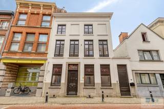 Op zoek naar een ruim en instapklaar appartement in het centrum van Lier?<br /><br />Dit volledig gerenoveerde appartement van maar liefst 112 m² combineert ruimte, licht en energiezuinigheid op een topligging, vlakbij de Grote Markt.<br /><br />De lichtrijke leefruimte met authentieke elementen zoals parket en zichtbare balken zorgt voor een warme en aangename woonbeleving. Aansluitend bevindt zich de geïnstalleerde keuken.<br /><br />Het appartement beschikt over 2 volwaardige slaapkamers, een moderne badkamer met inloopdouche, apart toilet en een praktische berging.<br />Achteraan geniet u van een aangenaam terras met gunstige oriëntatie, ideaal om in alle rust te ontspannen.<br /><br />Dankzij het EPC label A (95 kWh/m² jaar), conforme elektriciteit en asbestveilige toestand is dit appartement volledig toekomstgericht en zonder zorgen.<br /><br />Extra comfort: recht tegenover het appartement bevindt zich een overdekte en afgesloten parkeerplaats, die optioneel kan worden aangekocht of gehuurd. Een bijzonder interessante meerwaarde op deze centrale locatie.<br /><br />Gelegen op wandelafstand van winkels, horeca en openbaar vervoer, biedt dit appartement het perfecte evenwicht tussen rust, ruimte en stadsleven.
