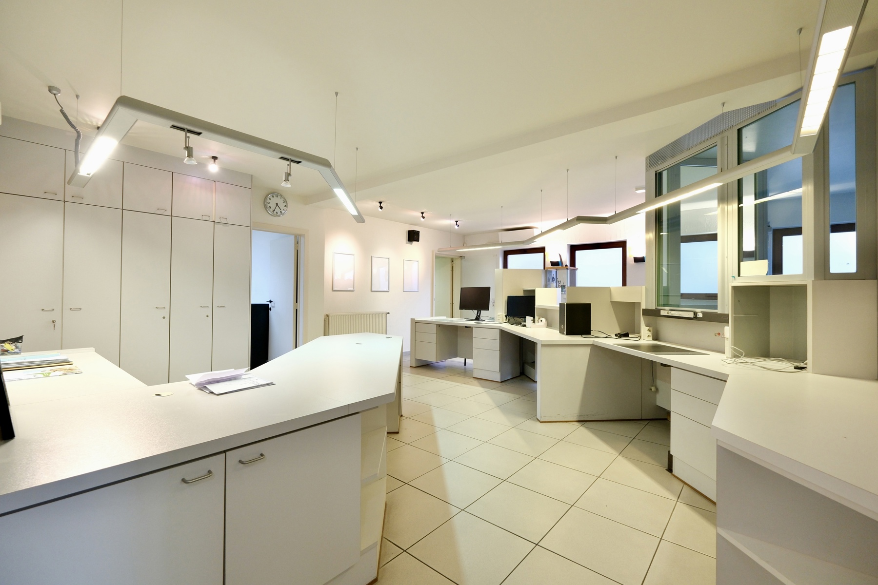Commercieel gelijkvloers met bovenliggend appartement - foto 4