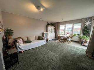 This energy efficient rooftop apartment (EPC B) combines space, light and comfort.Through the entrance hall you enter the apartment. Immediately to...