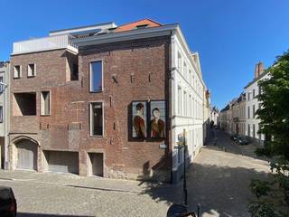 In de schaduw van het Gravensteen vinden dit prachtig gebouw, vol authentieke elementen. Het appartement is gelegen op de eerste verdieping en is uitgerust met een lichtrijke leefruimte en eetplaats. Zalig vertoeven met de koffie 's morgens op het terras. De keuken werd volledig uitgerust met alle toestellen. Verder is er een ruime slaapkamer met dressing en ensuite badkamer met lavabo en inloopdouche. Apart toilet. Het appartement werd stijlvol ingericht met kwalitatieve meubels. Verhuur mogelijk voor korte termijn (minimum 6 maanden). Huurprijs 1.650 euro + 350 euro kosten (verbruik EGW, brandverzekering, internet, gemeenschappelijke kosten gebouw). 