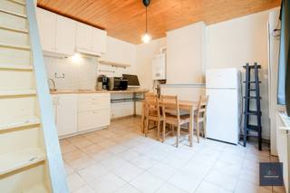 SCHRIJF U IN OP HET BEZOEKMOMENT ; https://ap.lc/VYkmX Deze charmante, op te frissen beluikwoning nabij het centrum van Gent biedt een unieke kans voor wie op zoek is naar een rustig gelegen eigendom met karakter. Gelegen achteraan het beluik geniet deze woning van een uitzonderlijke stilte en privacy, terwijl alle stedelijke voorzieningen zich op korte afstand bevinden.<br /><br />De woning werd praktisch ingedeeld en omvat op het gelijkvloers een ingerichte keuken met gezellige zitruimte, ideaal voor dagelijks comfort. Aansluitend bevindt zich de badkamer, voorzien van toilet.<br /><br />Op de eerste verdieping bevindt zich de leefruimte, die dankzij de indeling verschillende mogelijkheden biedt om een aangename woonomgeving te creëren. De bovenste verdieping kan verder ingericht worden als slaapkamer, waardoor de woning perfect kan aangepast worden aan de noden van de nieuwe eigenaar.<br /><br />Een extra troef is de conforme elektrische installatie, waarvan alle attesten en schema’s aanwezig zijn, wat meteen gemoedsrust biedt bij aankoop.<br /><br />Kortom, een interessante opportuniteit voor starters, investeerders of wie op zoek is naar een compacte woning met potentieel op een rustige, doch centrale ligging in Gent.<br /><br />Interesse in deze eigendom? Aarzel niet om contact op te nemen via alain@makelaarshuys.be<br /> of telefonisch op 0468 25 48 91.