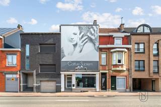 Ideaal handelspand met woonst.Centraal gelegen eigendom met handelsruimte en woonst!Bent u op zoek naar de ideale combinatie van wonen en werken? Dan is deze centraal gelegen eigendom zeker een bezoek waard. Het pand bestaat uit een handelsruimte, momenteel ingericht als kapperszaak, met een aansluitende woonst. Perfect voor wie een praktijk, kantoor, handelszaak of andere professionele activiteit wil combineren met comfortabel wonen.Troeven: centraal gelegen, dubbele beglazing, centrale verwarming op aardgas, ideaal voor mensen op zoek naar een combinatie van wonen en werken.Bezoek na afspraak met Immo Beguin: tessa@immobeguin.be