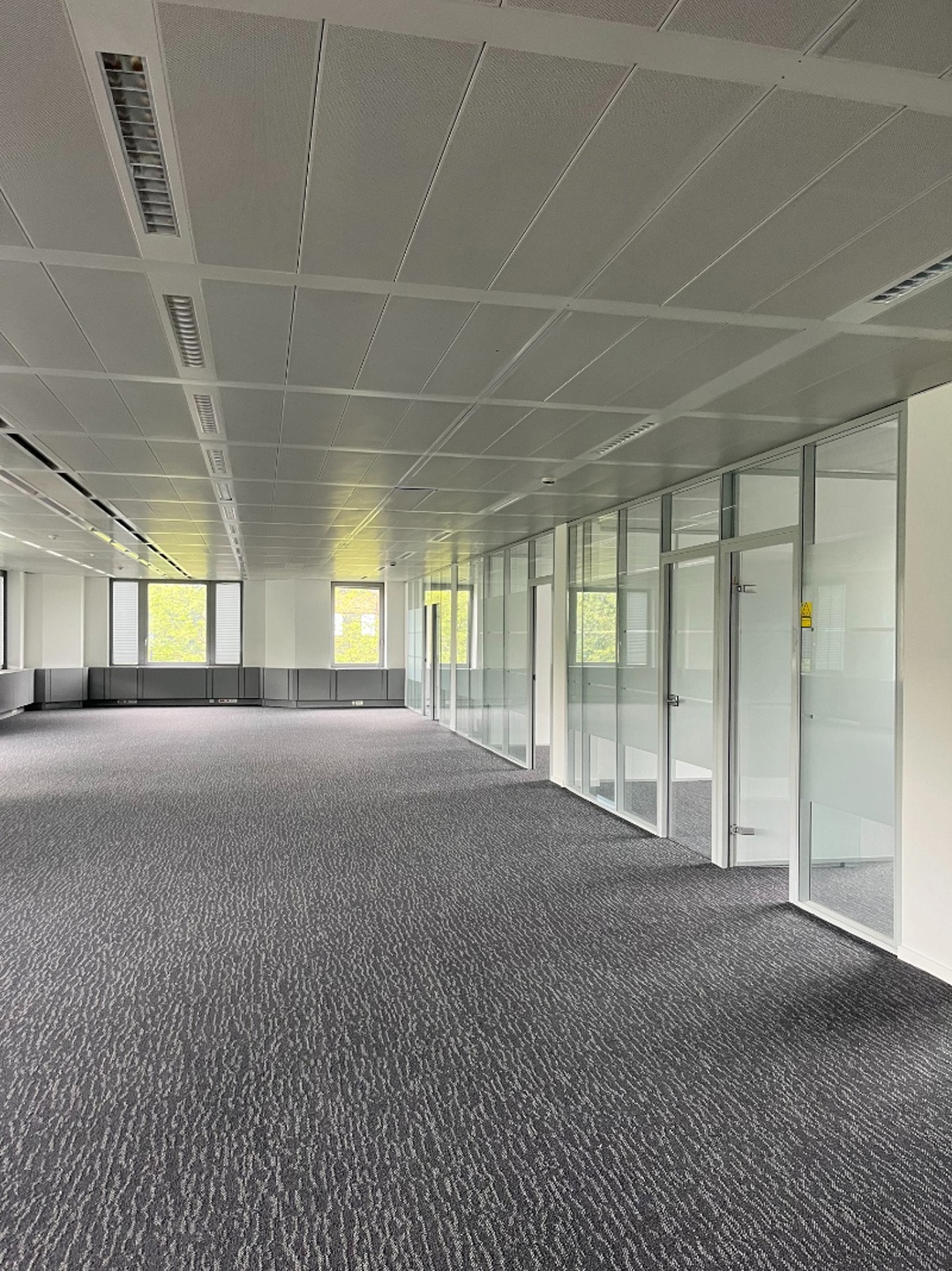 Commercial for rent in Waterloo - photo 2