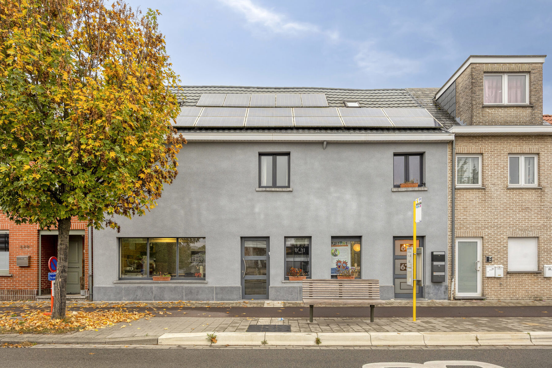 Zeer goed gelegen handelshuis + bovengelegen woonst en 2 kamers - foto 1