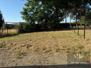 Ruime en volledig afgewerkte half open BEN-woning met 3 slaapkamers te bewonderen in het gezellige Kermt.Afwerking zit in het voorziene...