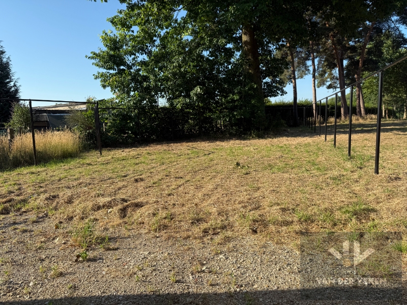 Ruime en volledig afgewerkte half open BEN-woning met 3 slaapkamers te bewonderen in het gezellige Kermt - foto 2