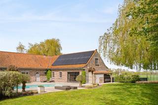 Te koop: charmante hoeve met zwembad op 3500m2 in Kruisem. Vanafprijs €998.500. In het landelijke en gegeerde Kruisem bevindt zich deze prachtige hoeve op een uitzonderlijk perceel van maar liefst 3500 vierkante meter. De eigendom, gebouwd in 1989, geniet van een volledig privatieve ligging en wordt omgeven door een mooie en ruime tuin, waardoor rust en privacy hier centraal staan.Bij het betreden van de woning ervaar je meteen het aangename ruimtegevoel en de authentieke charme. De lichtrijke leefruimtes bieden een prachtig zicht op de tuin en het zwembad, dat zonder twijfel één van de absolute troeven van deze eigendom vormt. De woning beschikt bovendien over voldoende ruimte en mogelijkheden om een vrij beroep te combineren met wonen, wat dit pand extra interessant maakt voor zelfstandigen of thuiswerkers.De uitgestrekte tuin en het ruime perceel bieden tal van mogelijkheden voor hobby’s, dierenliefhebbers of wie gewoon wil genieten van rust en natuur in alle privacy. Dankzij de gunstige ligging combineert deze hoeve landelijke rust met een vlotte bereikbaarheid.Een unieke eigendom voor wie op zoek is naar ruimte, privacy en veelzijdigheid.Interesse? Contacteer arne@immobeguin.be