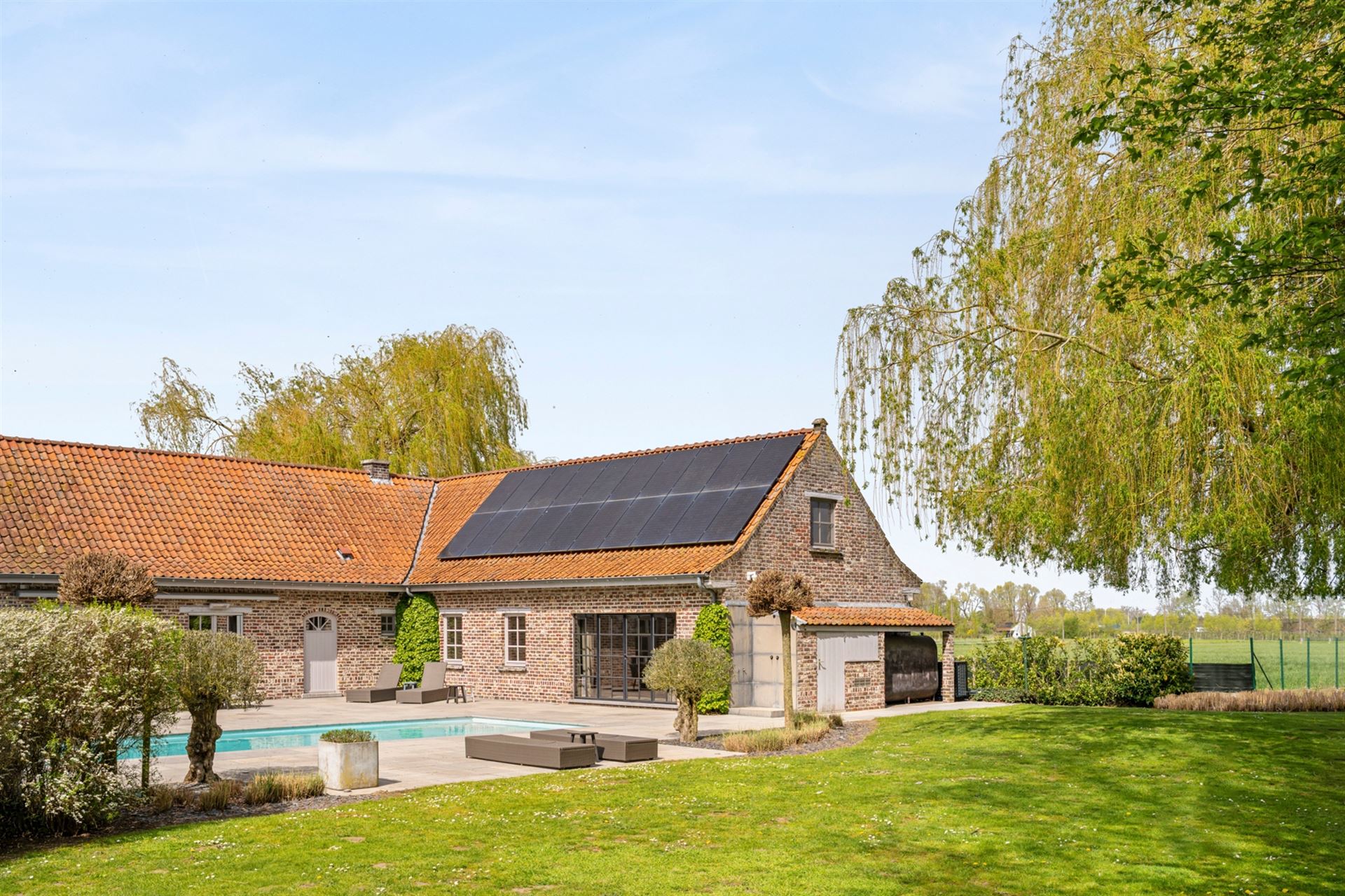 Charmante hoeve met zwembad en praktijk in Kruishoutem - foto 1