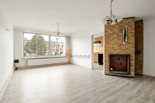 <p><span>Deels gerenoveerd appartement met 3 kamers, terras en garagebox</span></p><p><span>Dit appartement is gelegen op de 1ste verdieping van een kleinschalig gebouw zonder lift.</span></p><p><span>Het appartement beschikt over een aangename leefruimte, een keuken, een vernieuwde badkamer en drie kamers. Twee hiervan zijn volwaardige slaapkamers, waarbij één slaapkamer rechtstreeks toegang biedt tot het terras. De derde, kleinere tussenkamer kan worden ingericht als bureau, dressing, hobbyruimte of kinderkamer.</span></p><p><span>Het appartement werd reeds gedeeltelijk gerenoveerd, nog verder af te werken. Zo werden de badkamer, de vloeren en de ramen aan de achterzijde vernieuwd. De elektrische installatie is conform en met EPC-label B geniet het appartement van een goede energieprestatie.</span></p><p><span>Verder zijn een private kelderberging en een aparte garagebox inbegrepen in de verkoopprijs. Het waterverbruik is gemeenschappelijk.</span></p><p><span>Pluspunten:</span></p><ul><li><span>Vernieuwde badkamer</span></li><li><span>vernieuwde vloeren</span></li><li><span>Vernieuwde ramen aan de achterzijde</span></li><li><span>EPC-label B (epc attest is nog met de oude ramen)</span></li><li><span>Elektriciteit conform</span></li><li><span>Private kelderberging</span></li><li><span>Aparte garagebox inbegrepen</span></li><li><span>Lage vaste kosten €85,- en het dak werd reeds voldoende geïsoleerd </span></li></ul><p><span> </span></p><p><span>Een ruim en praktisch appartement met een goede energiescore, buitenruimte en eigen garagebox. Zeker een bezoek waard!</span></p><p><span> </span></p><p><span>Contacteer VERLIMMO voor meer informatie of een bezoek ter plaatse:</span></p><p><span><span>Voel je thuis</span></span><span> 03/658.95.58 <span>info@verlimmo.be</span></span></p><p><span> </span></p><p><span>*De vermelde bewoonbare oppervlakte is gebaseerd op de bruikbare vloeroppervlakte zoals vermeld op het EPC-verslag</span></p><p><span> </span></p><p><span> </span></p><p><span> </span></p>