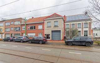 <p><span><span>Gelegen in </span><i><span><strong>Zwijndrecht</strong></span></i><span>, vlak bij Antwerpen maar toch buiten de drukte, bieden wij dit </span><i><span><strong>uitzonderlijk multifunctionele gebouw</strong></span></i><span> aan met tal van mogelijkheden. Dankzij de strategische ligging en vlotte bereikbaarheid is dit pand ideaal voor wie </span><i><span><u>wonen en werken</u></span></i><span> wil combineren of op zoek is naar een ruime professionele uitvalsbasis.</span></span></p><p><span><span>Aan de straatzijde bevindt zich een </span><i><span><u>riante duplexwoning</u></span></i><span> met een grote garage, wat zorgt voor comfortabel wonen met voldoende parkeermogelijkheden. Aansluitend vindt u een ruim </span><i><span><strong>magazijn-, opslagruimte of werkatelier</strong></span></i><span>, perfect geschikt voor </span><i><span><u>uiteenlopende activiteiten</u></span></i><span>. Boven het magazijn bevindt zich een </span><i><span><strong>extra dagverblijf of woongelegenheid</strong></span></i><span>, ideaal in te richten als bureel, vergaderruimte, archief of zelfs bijkomende woonunit.</span></span></p><p><span><span>Het geheel is gelegen op een perceel van</span><i><span><strong> 3a 4ca </strong></span></i><span>en beschikt over een bewoonbare oppervlakte van maar liefst 485 m². </span></span></p><p><span><span>Hoewel enige opfrissing wenselijk is, vormt het </span><i><span><strong>indrukwekkende volume </strong></span></i><span>hier de </span><i><span><strong>absolute troef</strong></span></i><span> en biedt het pand een waaier aan invullingen.</span></span></p><p><span><span><strong><u>Mogelijke activiteiten en invullingen:</u></strong></span></span></p><ul><li><span><span>Ideaal voor zelfstandigen zoals aannemers, schrijnwerkers, elektriciens of loodgieters die een atelier en opslagruimte nodig hebben in combinatie met woonst</span></span></li><li><span><span>Perfect als logistieke hub of stockageruimte voor e-commerce of kleine distributieactiviteiten</span></span></li><li><span><span>Geschikt voor creatieve beroepen zoals kunstenaars, fotografen of ontwerpers die nood hebben aan een atelier met woonmogelijkheid</span></span></li><li><span><span>Ideaal voor wie een combinatie zoekt van wonen, werken en opslag (bijvoorbeeld voor een webshop, fietsenherstelplaats, interieurzaak, etc.)</span></span></li></ul><p><span><span></span></span></p><p><span><span>Dit pand biedt een</span><i><span><strong> zeldzame combinatie</strong></span></i><span> van <u>ruimte, flexibiliteit en ligging</u>, en is een buitenkans voor wie op zoek is naar volume en </span><i><span><strong>wonen en werken</strong></span></i><span> optimaal wil integreren.</span></span></p><p><span><span>Maak uw afspraak voor een persoonlijke rondleiding en toelichting .</span></span></p><p><span><span><strong>T.</strong> </span><i><span>078 482000<strong> </strong></span></i><span><strong>| </strong>i</span><i><span>nfo@rented.be</span></i><span> <strong>| </strong>0475 658870</span></span></p><p><span><span></span></span></p>