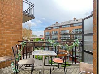Pour plus d'informations ou une visite, contactez Anne De Block d'OC Vastgoed : 0471 38 00 36 ou anne@ocvastgoed.be<br /><br />Cet appartement spacieux est prêt à l'emploi (121m²) avec trois chambres spacieuses et est situé à "Park Village" Molenbeek. Location très centrale par rapport aux principales voies d'accès, commerces et écoles à proximité.<br /><br />La disposition est la suivante - quatrième étage accessible par ascenseur/escalier : <br />Hall d'entrée, espace de vie très spacieux et lumineux (42m²), cuisine équipée de tous les appareils nécessaires, 3 chambres spacieuses (15m²/12m²/28m²/), salle de bain équipée d'un lavabo et d'une baignoire, salle de bain avec douche, toilette. <br /><br />De chaque côté du bâtiment, il y a une terrasse confortable ou vous pouvez profiter du soleil à tout moment. <br />Cave disponible. <br /><br />Données techniques :<br />Chauffage central au gaz naturel avec radiateurs et double vitrage. <br /><br />Vous êtes à la recherche d'un spacieux appartement de trois chambres à Molenbeek, prêt à l'emploi et situé dans un endroit calme ? N'hésitez pas à nous rendre visite ! <br /><br />PEB 136 / Surface habitable : 121m². <br />Demande de renseignements urbanistiques demandés le 4/08/2026.<br />Pas de zone inondable.