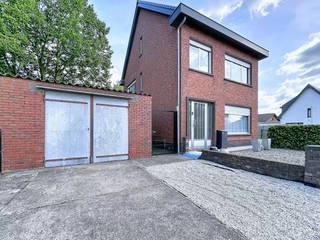 Ruime vrijstaande woning te huur in Essen met erg zonnige tuin! <br /><br />Gelijkvloers: <br />- Inkomhal (ca. 5m²) <br />- Woonkamer + eetkamer (ca. 50m²) <br />- Keuken (ca. 14m²) voorzien van aansluiting vaatwasser, ijskast, dampkap en kookvuur<br />- Bijkeuken (ca. 10m²) voorzien van dubbele gootsteen<br />- Douchekamer (ca. 3m²) uitgerust met douche en lavabo<br />- Toilet <br /><br />Eerste verdieping: <br />- Slaapkamer 1 (ca. 9m²) <br />- Slaapkamer 2 (ca. 11m²) <br />- Slaapkamer 3 (ca. 14m²) <br />- Berging (ca. 2m²) <br /><br />Tweede verdieping: <br />- Zolder (ca. 31m²) <br /><br />Bijzonderheden: <br />- Kelder (ca. 7m²) <br />- Zonnige tuin! <br />- Mogelijkheid tot bijhuren van het weiland achter de woning<br />- EPC: 345 kWh/m²<br />- Beschikbaar vanaf 01/01/2027 of vroeger in overleg