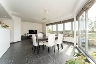 Dit instapklaar 2-slaapkamer appartement op de derde verdieping (lift aanwezig) bevindt zich in een kleinschalige residentie, bestaande uit 4 entiteiten. Het pand is op een ideale locatie gelegen nabij het station Gent-Sint-Pieters met alle voorzieningen zoals winkels, openbaar vervoer en scholen in de directe omgeving.<br /><br />De indeling gaat als volgt: inkomhall, lichtrijke leefruimte met open ingerichte keuken, keukenberging, 2 ruime slaapkamers, badkamer (met bad en douche), apart toilet, terras, ruime kelderberging en garagebox achteraan.<br />Momenteel verhuurd. EPC B. <br /><br />Het appartement beschikt tevens over een garagebox, die verplicht aan te kopen is voor €35.000.<br /><br />Ideaal als investering, voor studerende kinderen of voor eigen bewoning.