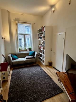 <h3><strong>Locatie</strong></h3>
<p>Gelegen in een gezellige straat in het bruisende Leuven. Op wandel- of fietsafstand van het historisch centrum, hippe koffiebars en alle nodige winkels. 45min. gratis parkeren recht tegenover je deur. </p>
<h3><strong>Staat van de woning</strong></h3>
<p>Gerenoveerde energiezuinige woning met EPB- label B voorzien van zonnepanelen.</p>
<h3><strong>Indeling</strong></h3>
<ul><li>
<p><strong>Gelijkvloers:</strong> inkomhal met gastentoilet. De open leefruimte met een moderne open keuken die aansluit op het gezellige, groene stadstuintje.</p>
</li><li>
<p><strong>Eerste verdieping:</strong> Een ruime, lichtrijke slaapkamer en een grote badkamer voorzien van een douche en aansluiting voor je wasmachine.</p>
</li><li>
<p><strong>Tweede verdieping:</strong> Twee slaapkamers met mezzanine. Extra luxe: beide kamers beschikken over een eigen lavabo!</p>
</li><li>
<p><strong>Kelder:</strong> Extra opbergruimte nodig? De handige kelder biedt plek genoeg voor je voorraad of hobby-materiaal.</p>
</li></ul>
<h3><strong>Info</strong></h3>
<ul><li>
<p><strong>Troeven</strong>: Zonnepanelen, EPC B, 3 slaapkamers, stadstuin.</p>
</li><li><strong>Ideaal voor</strong>: Een koppel dat extra ruimte zoekt, een startend jong gezin of co-housing!</li><li><strong>Beschikbaarheid</strong>: Vanaf 1 april.</li></ul>
<br /><br />