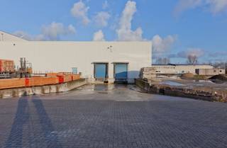 Bent u op zoek naar een grootschalige opslag- of werkruimte? Dit aanbod betreft twee functionele magazijnen (Unit C en Unit D) van telkens ca. 500 m², die intern via een praktische doorgang met elkaar verbonden zijn. De units worden samen verhuurd, wat u een totale bedrijfsoppervlakte van maar liefst 1.000 m² oplevert.Belangrijkste kenmerken:Oppervlakte: ± 1.000 m² (2 units van elk ± 500 m² met tussenverbinding).Laadkade aanwezigBeschikbaarheid: Vrij vanaf augustus 2026.Polybetonnen vloer, geïsoleerd dak, sectionale poort, vrije hoogte: 5,25m (nok: 7m), basisverlichting.Nutsvoorzieningen: Elektriciteit en water zijn voorzien van individuele tussentellers (verbruik op basis van werkelijk gebruik).Huurwaarborg : 3 maanden huurOnroerende voorheffing (OV): ca. € 4.500 / jaar.Opmerking: Het magazijn is momenteel niet voorzien van een verwarmingsinstallatie.Hebt u interesse of wenst u een bezoek ter plaatse te plannen? Neem dan snel contact met ons op!
