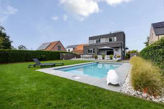 <p>Achter de gevel van deze instapklare open bebouwing schuilt een oase van pure rust. Zie je jezelf al zitten in de tuin, met een vrij zicht over het uitgestrekte groen en geen buren die binnenkijken? En wanneer de zomerse temperaturen stijgen, duik je zo je eigen privézwembad in voor de ultieme verfrissing.</p><p>Binnen verrast het huis met minstens zoveel mogelijkheden. Je beschikt over maar liefst vier ruime slaapkamers én nog een extra ruimte die je naar eigen wens kan invullen: als rustige thuiswerkplek, een extra bergruimte, een gezellige speelkamer voor de kinderen of de ultieme mancave.</p><p>Het leukste van alles? Deze vrijstaande woning is helemaal instapklaar: enkel je spullen neerzetten en beginnen genieten. Dankzij een energielabel A en je eigen zonnepanelen woon je bovendien slim en zorgeloos, zonder dat je je druk hoeft te maken over de energierekening.</p><p>Ook praktisch klopt het plaatje helemaal: op de ruime oprit voor de deur is altijd plek genoeg voor jouw auto en die van je bezoek.</p><p>Wil je dit unieke gevoel van vrijheid zelf komen ervaren? Contacteer vandaag nog Kim van Gilles vastgoed (0468/486 127) en plan jouw bezoek.</p>