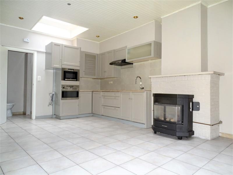 Op te frissen centraal gelegen rijwoning - foto 2