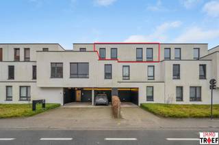 <p>Dit gezellig appartement (bouwjaar 2015) is gelegen op de tweede verdieping van residentie Orto en bestaat uit een ruime inkomhal met vestiaire, een toilet, een badkamer met dubbele wastafel en inloopdouche, twee slaapkamers, een praktische berging met oa aansluiting voor wasmachine. Vervolgens is er een gezellige zitruimte met aansluitend een volledig ingerichte open keuken en toegang tot het terras. Dit appartement met hoge afwerkingsgraad is gelegen in het centrum van Lebbeke, in een rustige straat met eenrichtingsverkeer, op 2 minuten van het kerkplein. De winkels (apotheek, supermarkt, banken, scholen, bib ...) bevinden zich op wandelafstand met een directe toegang tot het openbaar vervoer. De rustige ligging is goed bereikbaar door de nabijheid van de Brusselsesteenweg en de Dendermondsesteenweg. TROEVEN: PRACHTIG appartement, lichtrijke ruimtes dankzij de vele ramen, zonnig terras, CV op aardgas, EPC: A, ideaal maar toch rustig gelegen, staanplaats inbegrepen in vraagprijs, gemeenschappelijke fietsenstalling aanwezig. Meer vragen, info of een bezoek? Contacteer Charlotte van IMMO TROEF: 052 52 52 00 of info@immotroef.be</p>