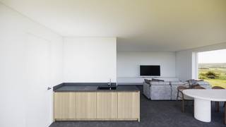 BENIEUWD? VRAAG EEN AFSPRAAK AAN VIA WWW. HILLEWAERE.BE EN KLIK OP DE RODE KNOP 'BEZOEK AANVRAGEN'.App. 3 (links): Een duplex appartement van 106 m²...