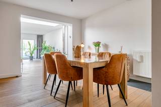 Deze karaktervolle woning combineert modern comfort met praktische mogelijkheden. Met een magazijn van 140 m2 biedt het een ideale oplossing...