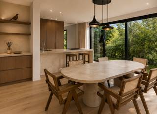 <p>Exclusieve (ver)nieuwbouwvilla met 4 slaapkamers op een perceel van 1009 m².<br /><br />Aan de Epicealaan in Westmalle bevindt zich deze bijzonder ruime villa, die momenteel een grondige vernieuwing ondergaat. Het ontwerp combineert royale woonvolumes met een doordachte indeling voor hedendaags wooncomfort. <br /><br />Indeling:<br />Via de inkomhal, met plafondhoge vestiairekast, betreed je het hart van de woning: de leefruimte sluit aan op een afzonderlijke, volledig uitgeruste keuken. Grote gevelopeningen verbinden de leefruimtes visueel met de tuin en het terras. Een afzonderlijk bureau maakt de woning bovendien bijzonder geschikt voor thuiswerk of een vrij beroep.<br />Verder voorziet het gelijkvloers in een inpandige garage, een berging/technische ruimte met ingerichte kastenwand en een afzonderlijk toilet.<br /><br />De eerste verdieping telt drie ruime slaapkamers, een badkamer en een afzonderlijk toilet. De bovenste verdieping is opgevat als een royale masterverdieping, met een slaapkamer, dressing, badkamer en bijkomende berging.<br /><br />De villa combineert een klassieke architectuur met hedendaagse accenten. Het karaktervolle rieten dak, de gevelafwerking (gekaleide baksteen) en de zorgvuldig gekozen materialen geven de woning een warme en tijdloze uitstraling.<br /><br />Koop nu en geef mee vorm aan uw nieuwe thuis.<br />Een unieke opportuniteit voor snelle beslissers: de woning bevindt zich momenteel in de ruwbouwfase. Het interieur werd reeds tot in de kleinste details uitgewerkt door De Huisartiest maar wie tijdig instapt, krijgt de mogelijkheid om bepaalde keuzes in de verdere afwerking mee te bepalen. Zo kan de toekomstige eigenaar de woning een persoonlijke toets geven.<br />Prijsklasse afhankelijk van keuze afwerking en technieken, richtprijs € 1 295 000,00.<br />Voor meer info of een bezoek ter plaatse kan u vrijblijvend contact opnemen met Karin via 0486/97 84 27 of karin@reds.be.</p>
<p>Voor meer info of een bezoek ter plaatse kan u vrijblijvend contact opnemen met Karin via 0486/97 84 27 of karin@reds.be.</p>