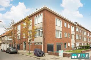 Instapklaar en lichtrijk appartement gelegen aan de Steynstraat 113 te Hoboken, op de 1ste verdieping van een verzorgd gebouw. Dankzij de...